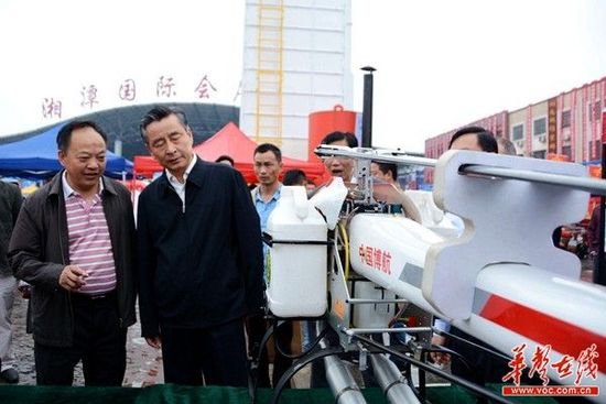 戴道晋等一行巡展“超低空无人植保机”。记者