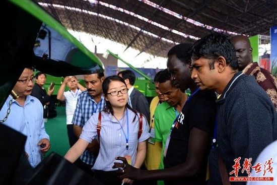 来自埃及、加纳等国的农业专家认真聆听农机机电产品介绍。记者