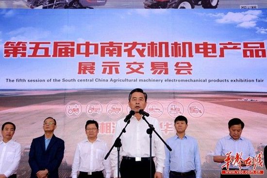 湖南省副省长戴道晋宣布第五届中南农机机电产品展示交易会开幕。记者